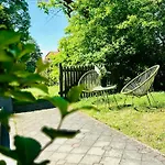 דירה Luxusapartment Im Dichterviertel *garten*parkplatz*wifi* ארפורט